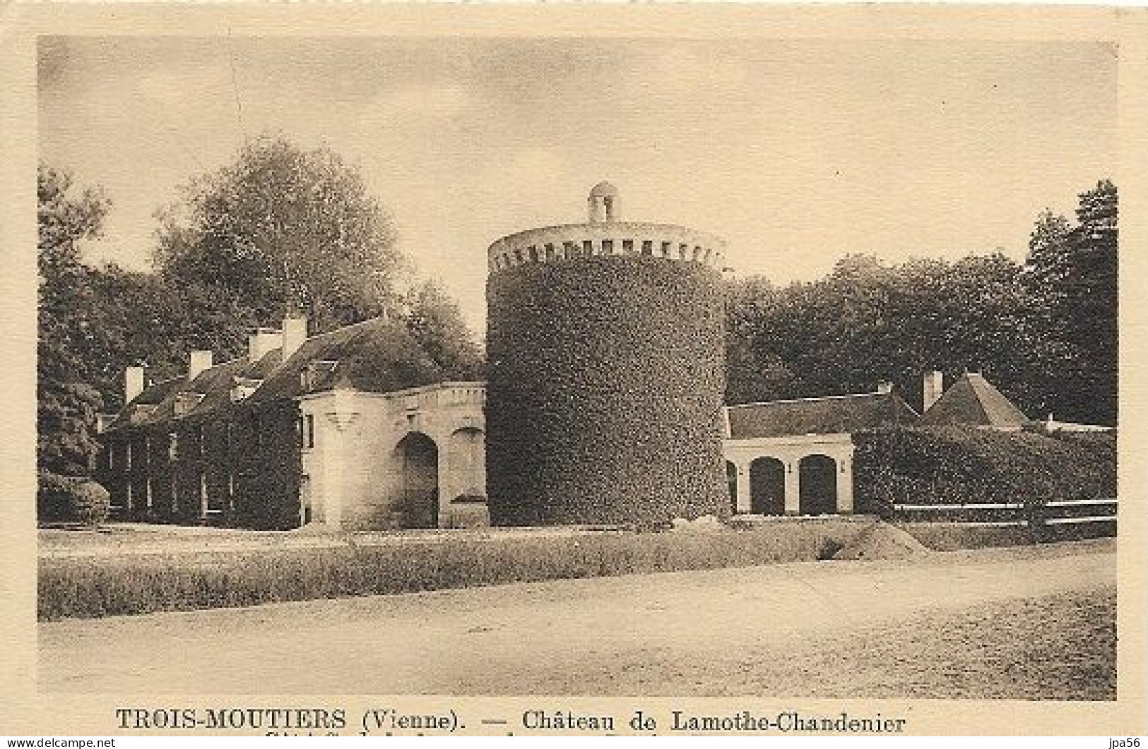 86 - LES TROIS-MOUTIERS - Cpa - Château De Lamothe-Chandenier - Côté Sud De La Grande Cour Régie écurie - Les Trois Moutiers