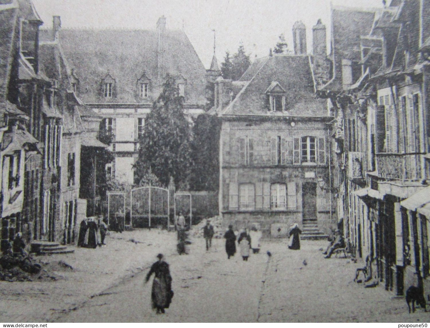 CP 56 Morbihan GUEMENE Sur SCOFF Place Bisson, écrite Et Timbrée 1906 - Guemene Sur Scorff