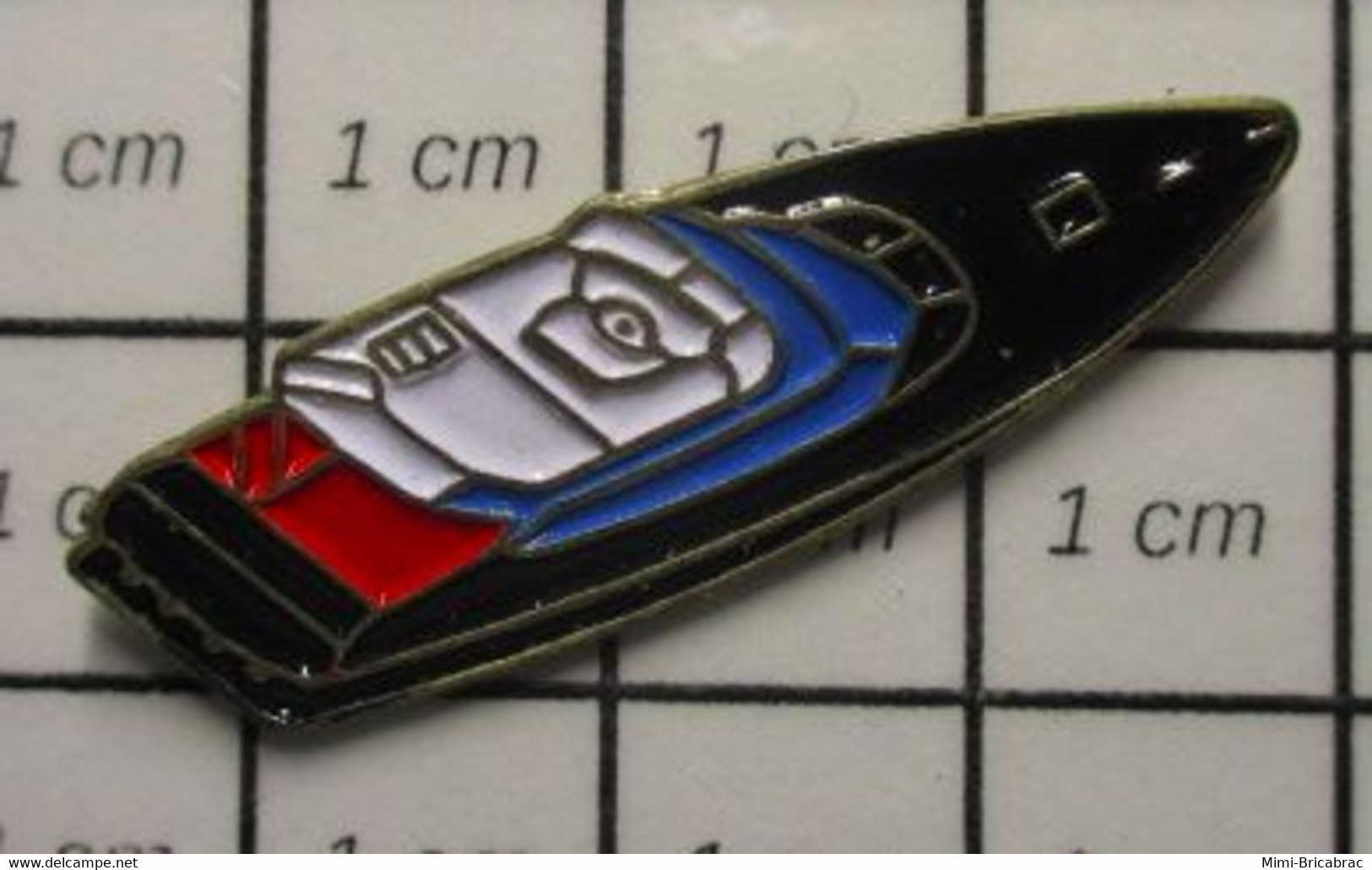 718A Pin's Pins / Beau Et Rare / BATEAUX / VEDETTE HORS-BORD CIGARETTE - Boats