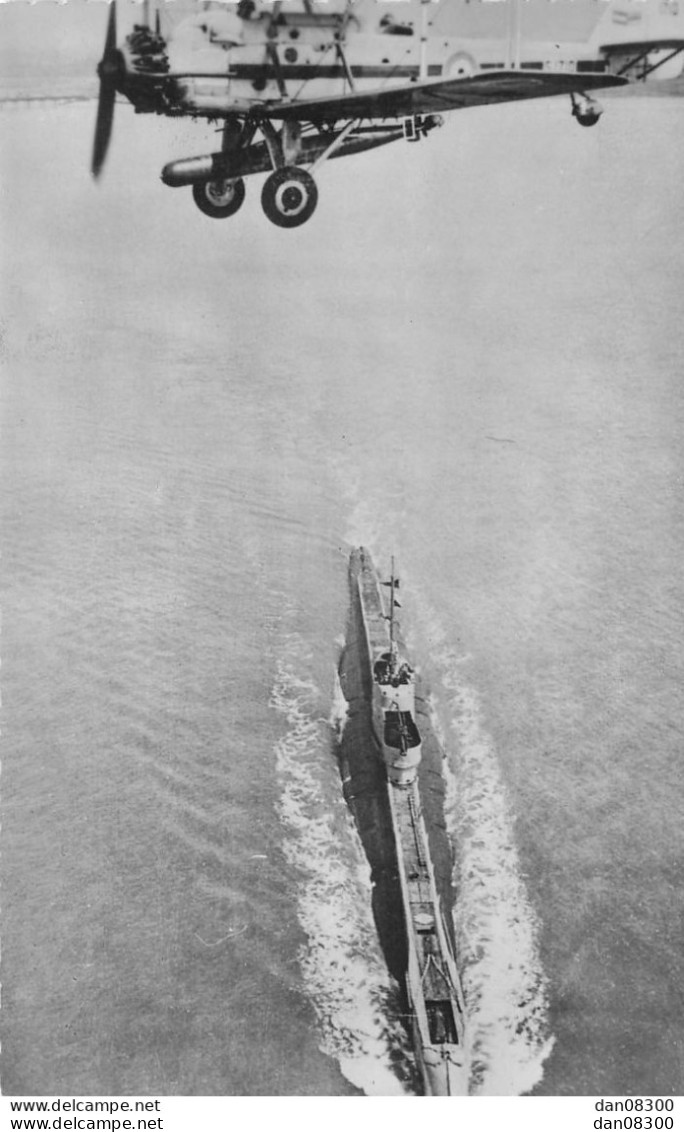 AVION DE LA ROYAL AIR FORCE TRANSPORTANT UNE TORPILLE SURVOLANT UN SOUS MARIN CPSM - Sous-marins