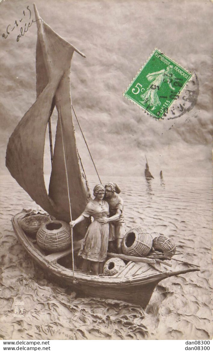 COUPLE ENLACE SUR UNE BARQUE DE PECHE ILLUSTRATION MASTROIANNI - Mastroianni