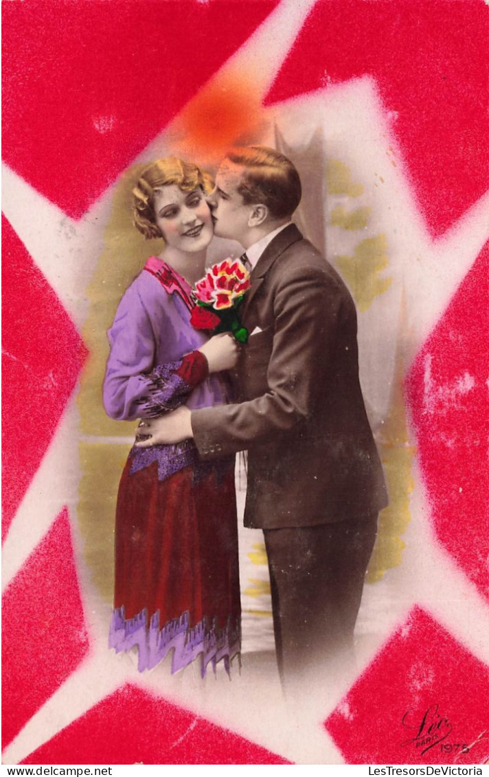 COUPLES - Une Femme Tenant Un Bouquet De Fleur - Un Homme - Un Couple S'embrassant - Carte Postale Ancienne - Koppels