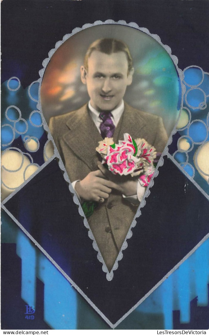 FANTAISIES - Hommes - Un Homme Tenant Un Bouquet De Fleur - Souriant - Carte Postale Ancienne - Hommes