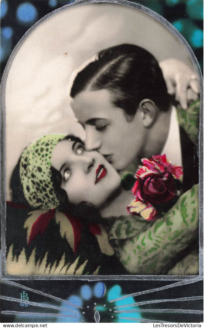 COUPLES - Une Femme Tenant Un Bouquet De Fleur - Un Homme - Un Couple S'embrassant - Carte Postale Ancienne - Paare
