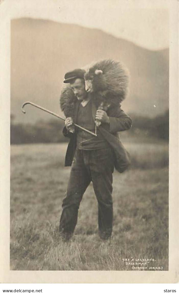 Royaume-Uni - Angleterre - KESWICK  - A Lakeland Dalesman - Berger Portant Un Mouton Sur Les épaules - Sonstige & Ohne Zuordnung