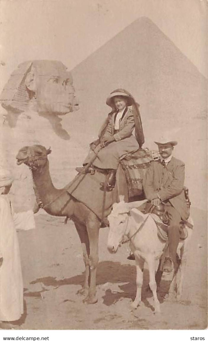 Egypte - RPPC - Pyramide De Gizeh - Sphinx - Couple Sur Animaux Arnachés - Dromadaire - Sphinx