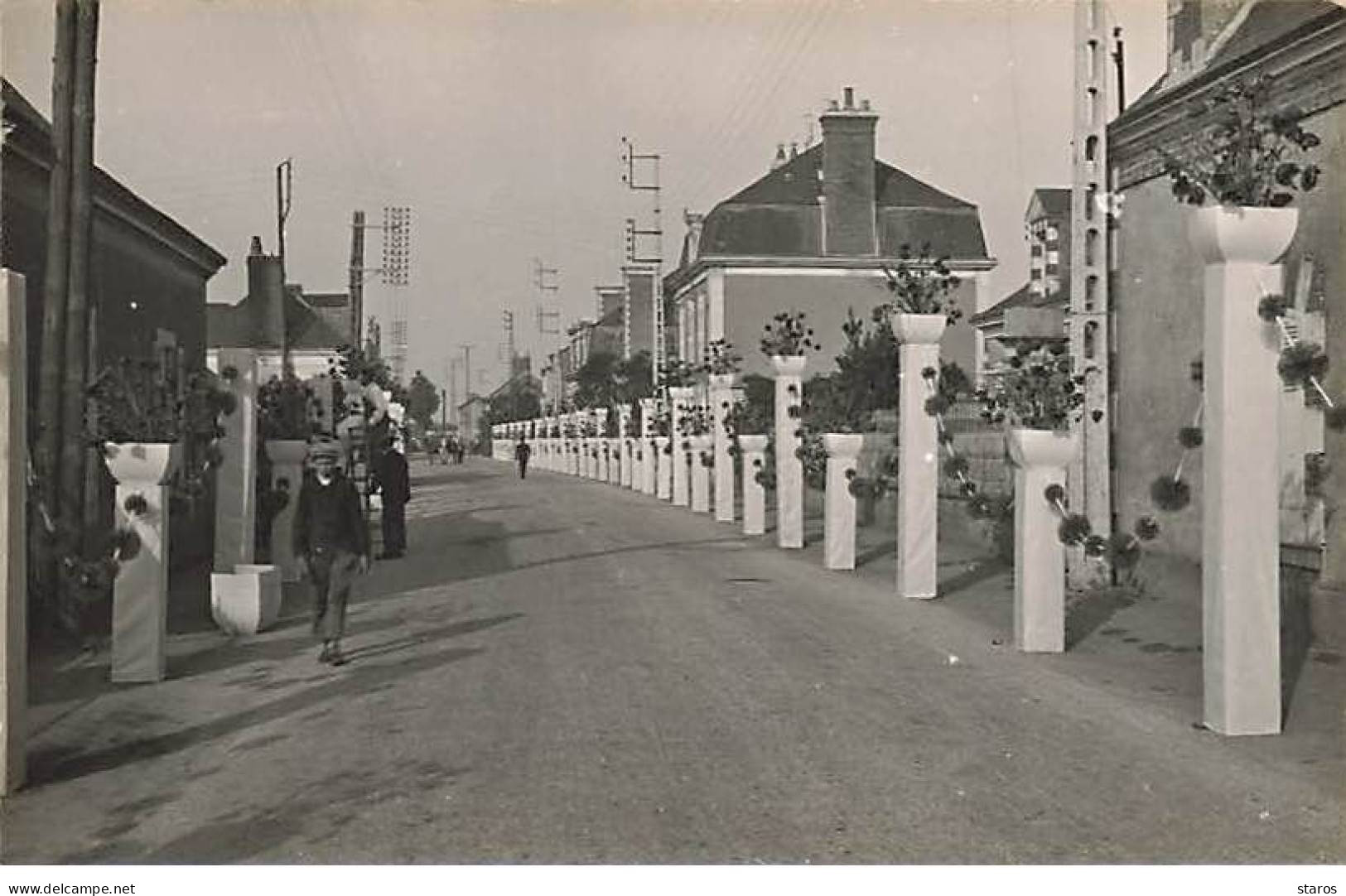 Carte Photo - ECOMMOY - Congrès Eucharistique 1936 - La Procession Va Tourner Rue Albert Guilier - Ecommoy