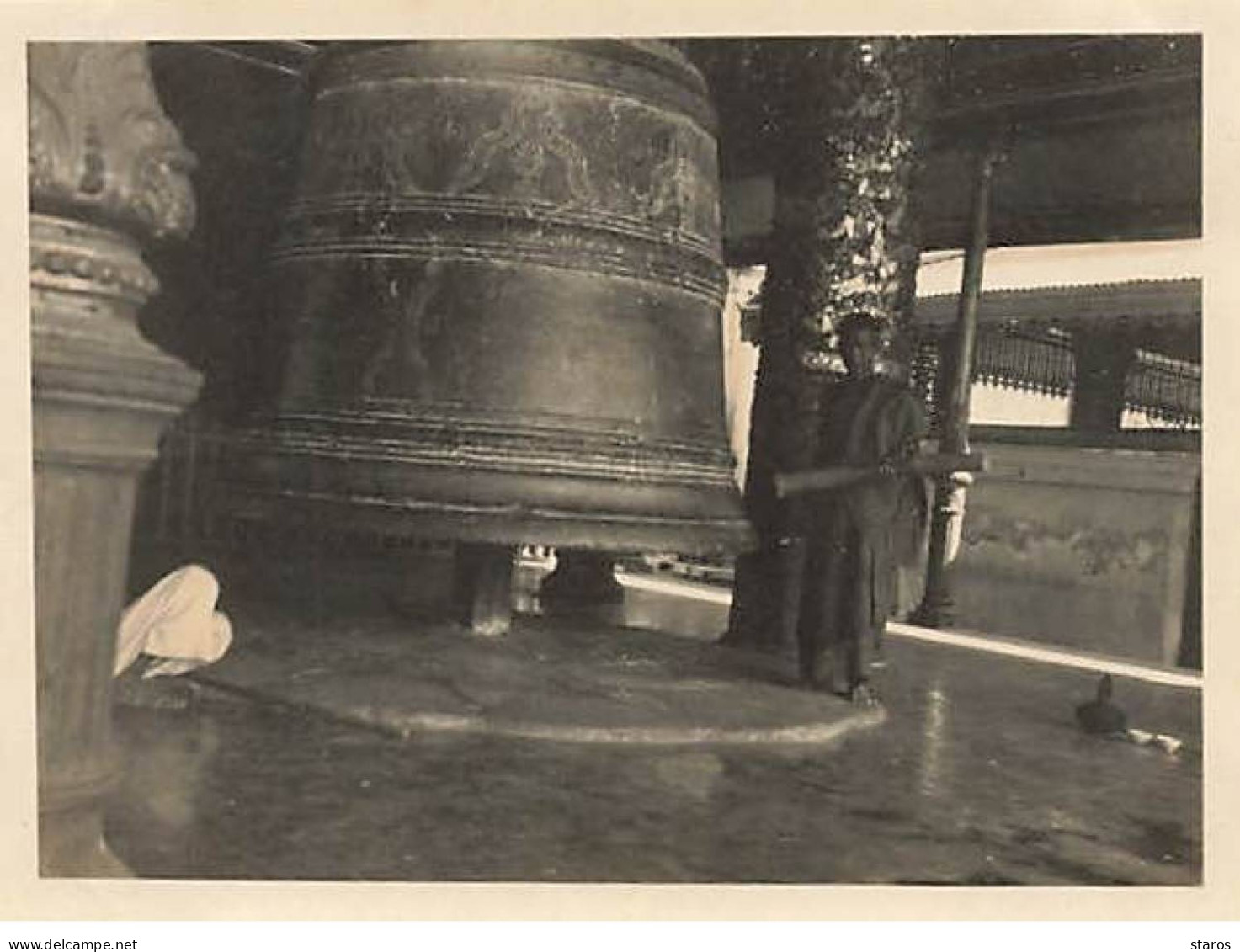 Photo - Myanmar - Une Des Innombrables Cloches Sur Laquelle Chaque Fidèle Frappe ... Boudha - Format 11 X 8,5 Cm - Myanmar (Burma)