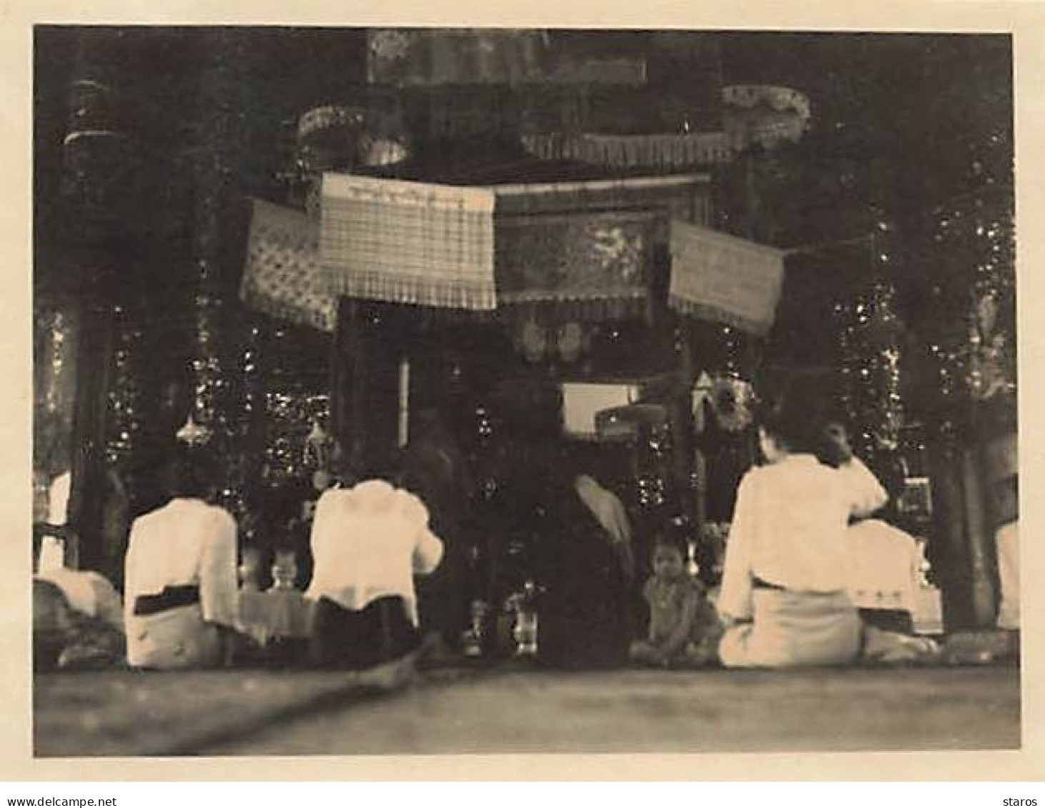 Photo - Myanmar - Les Offrandes Devant L'autel - Format 11 X 8,5 Cm - Myanmar (Burma)