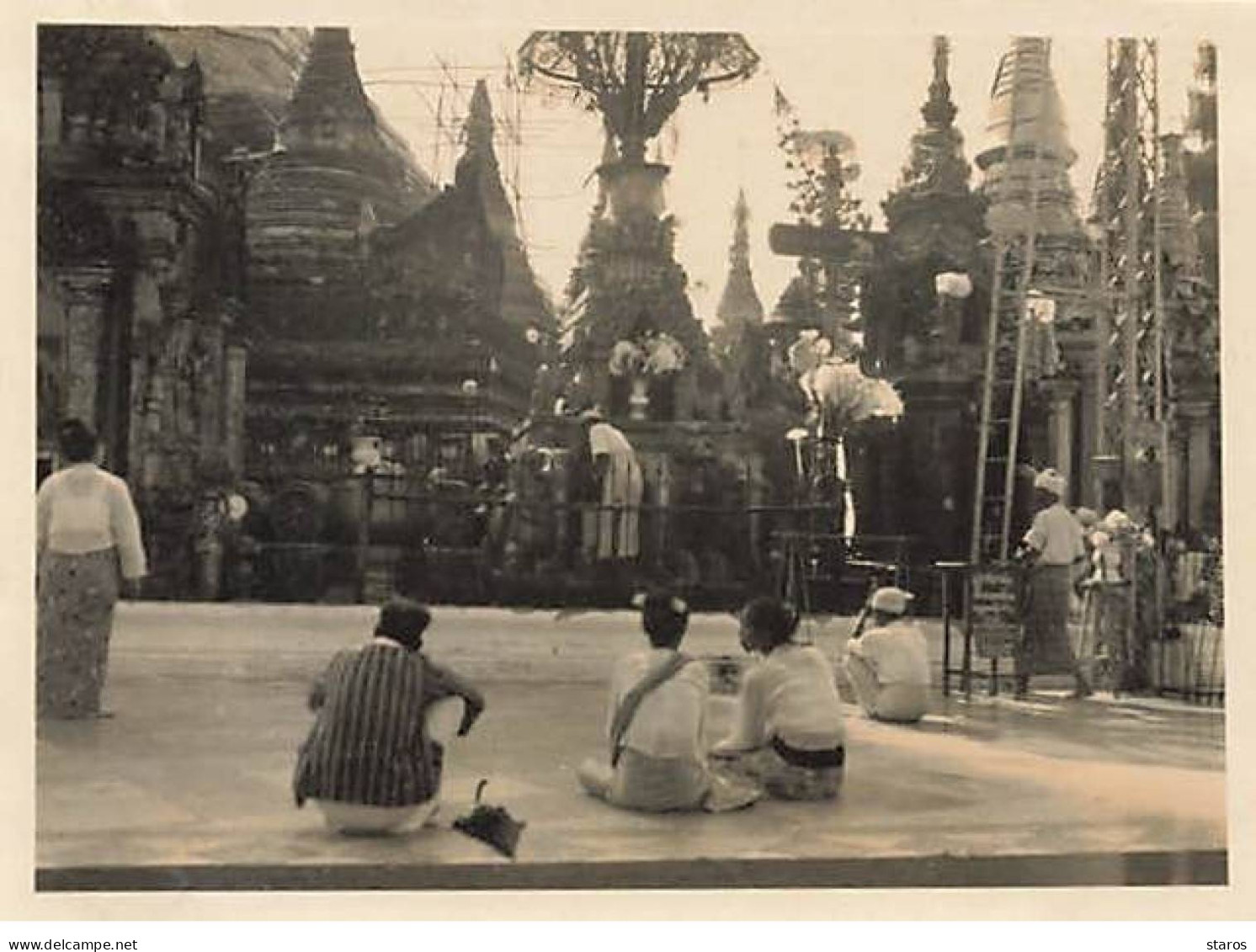 Photo - Myanmar - Birmans Et Birmanes En Prière Devant La Shwe Dagon Pagode - Format 11 X 8,5 Cm - Myanmar (Burma)