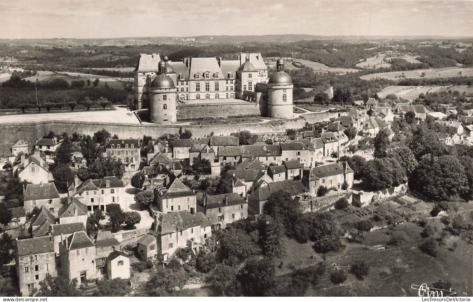 FRANCE - Hautefort - Vue Aérienne - Le Château Et Le Centre De La Ville - Carte Postale - Hautefort