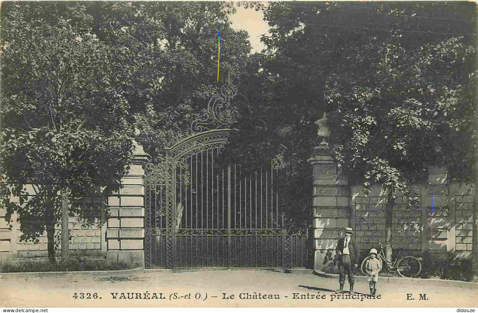 95 - Vauréal - Le Château - Entrée Principale Avenue Leclerc - Animée - CPA - Voir Scans Recto-Verso - Vauréal