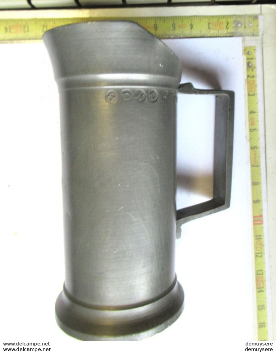 LADE 100 -  Tinnen Maatbeker 2 DECIL. Met Mektekens - Tasse à Mesurer En étain 2 DÉCIL. Avec Des Marques - 341 Gram - - Etains