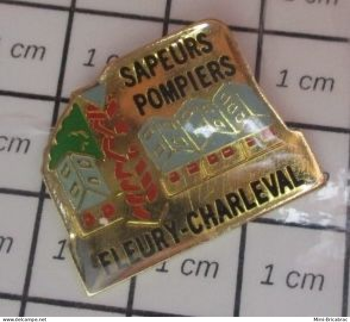 713J Pin's Pins / Beau Et Rare / POMPIERS / SAPEURS POMPIERS FLEURY CHARLEVAL CASERNE - Bomberos