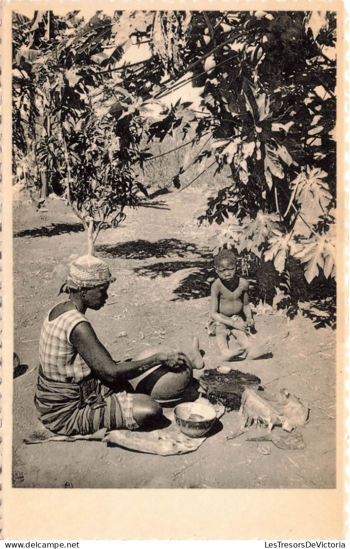 RWANDA - Fabricante De Pots - Pottendraaister - Une Femme En Train De Concevoir Des Pots - Carte Postale Ancienne - Ruanda