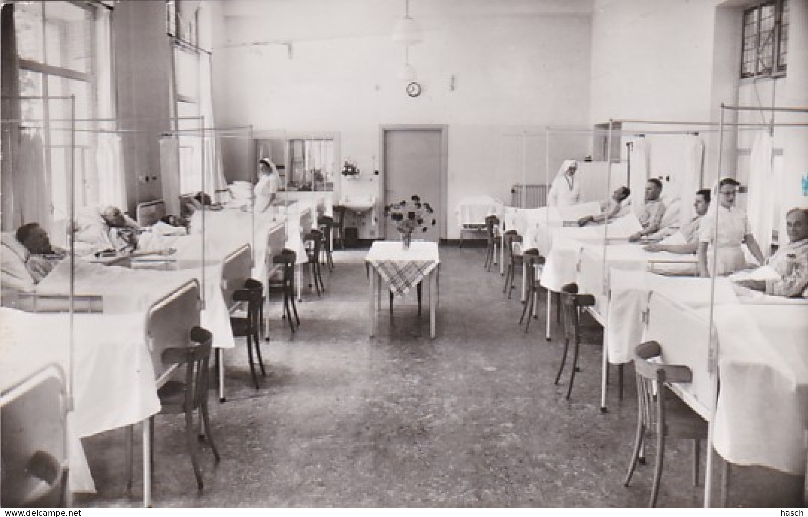 261093Hilversum, R. K. Ziekenverpleging Interne Mannenzaal – 1965.(FOTO KAART) (zie Hoeken En Pijl) - Hilversum
