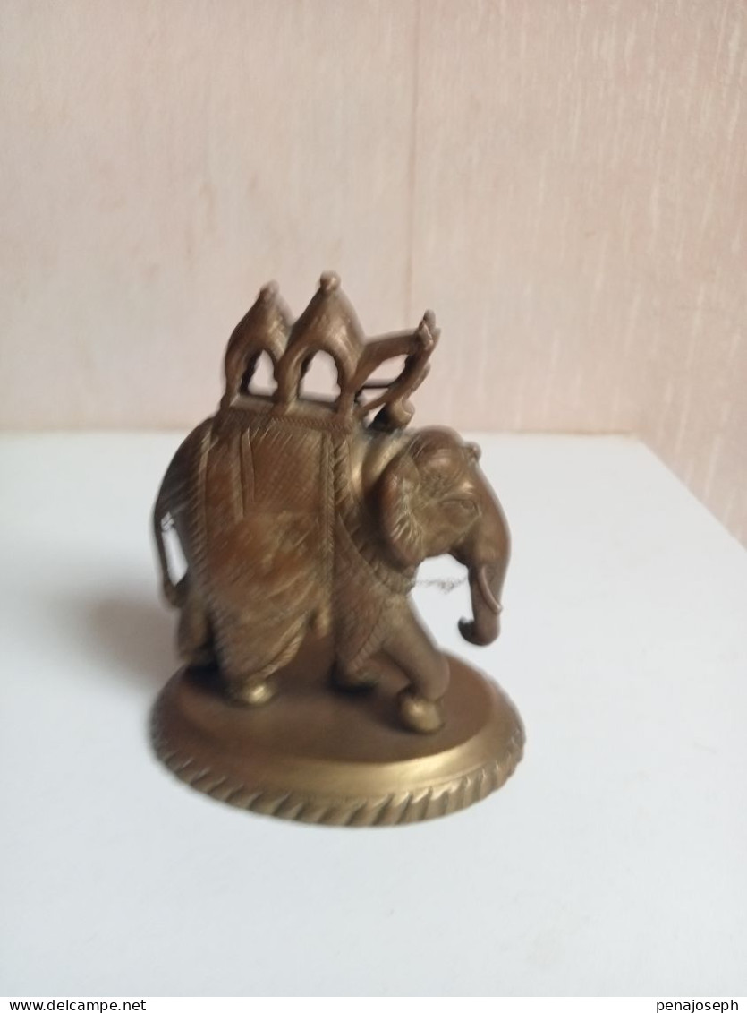 statuette du XIXéme éléphant en bronze doré hauteur 11 cm x 9 cm