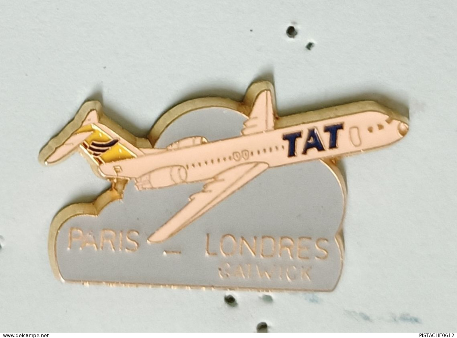 Pin's Avion TAT PARIS LONDRES Gatwick Signé Martineau-Saumur - Avions
