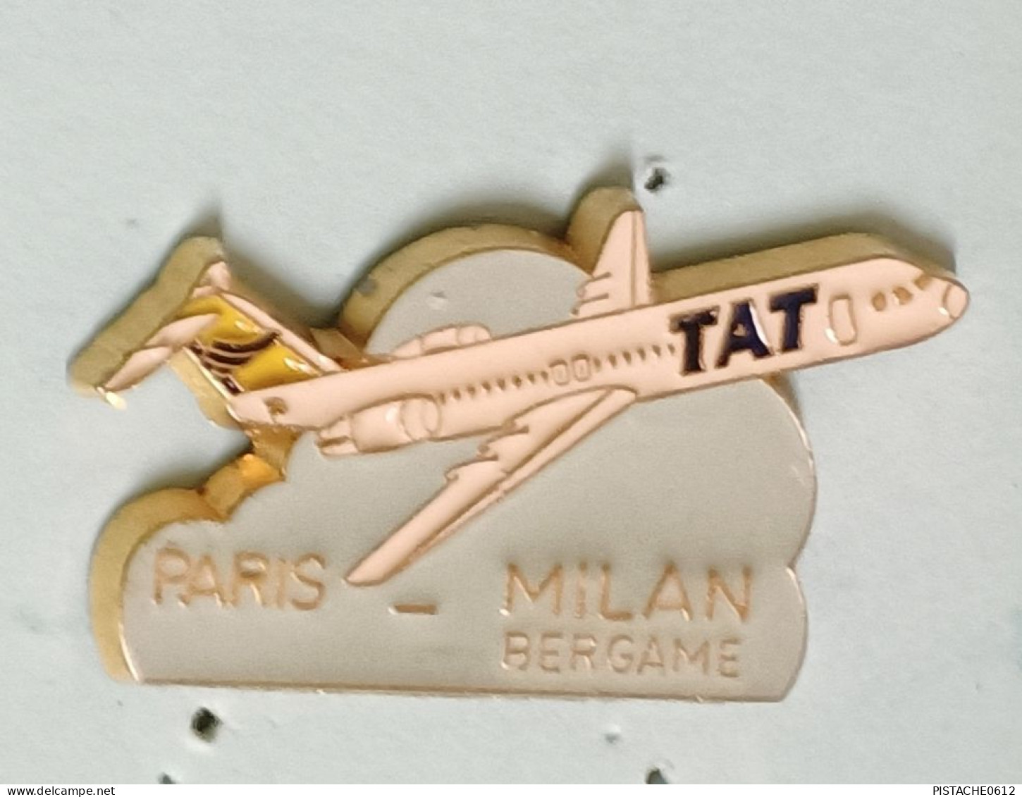 Pin's Avion TAT PARIS MILAN Bergame Signé Martineau-Saumur - Avions