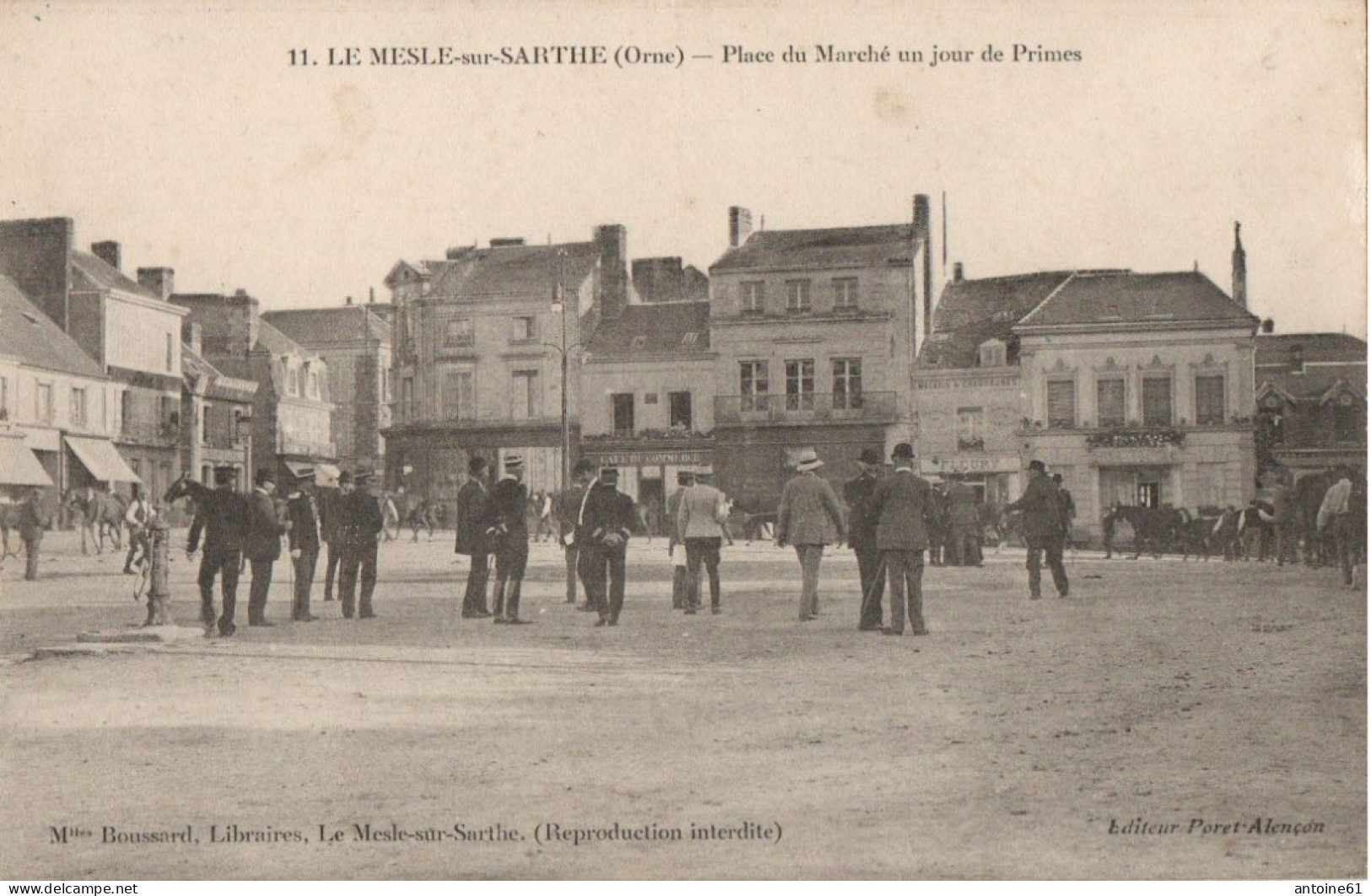 LE MESLE Sur SARTHE -- Place Du Marché Un Jour De Primes - Le Mêle-sur-Sarthe