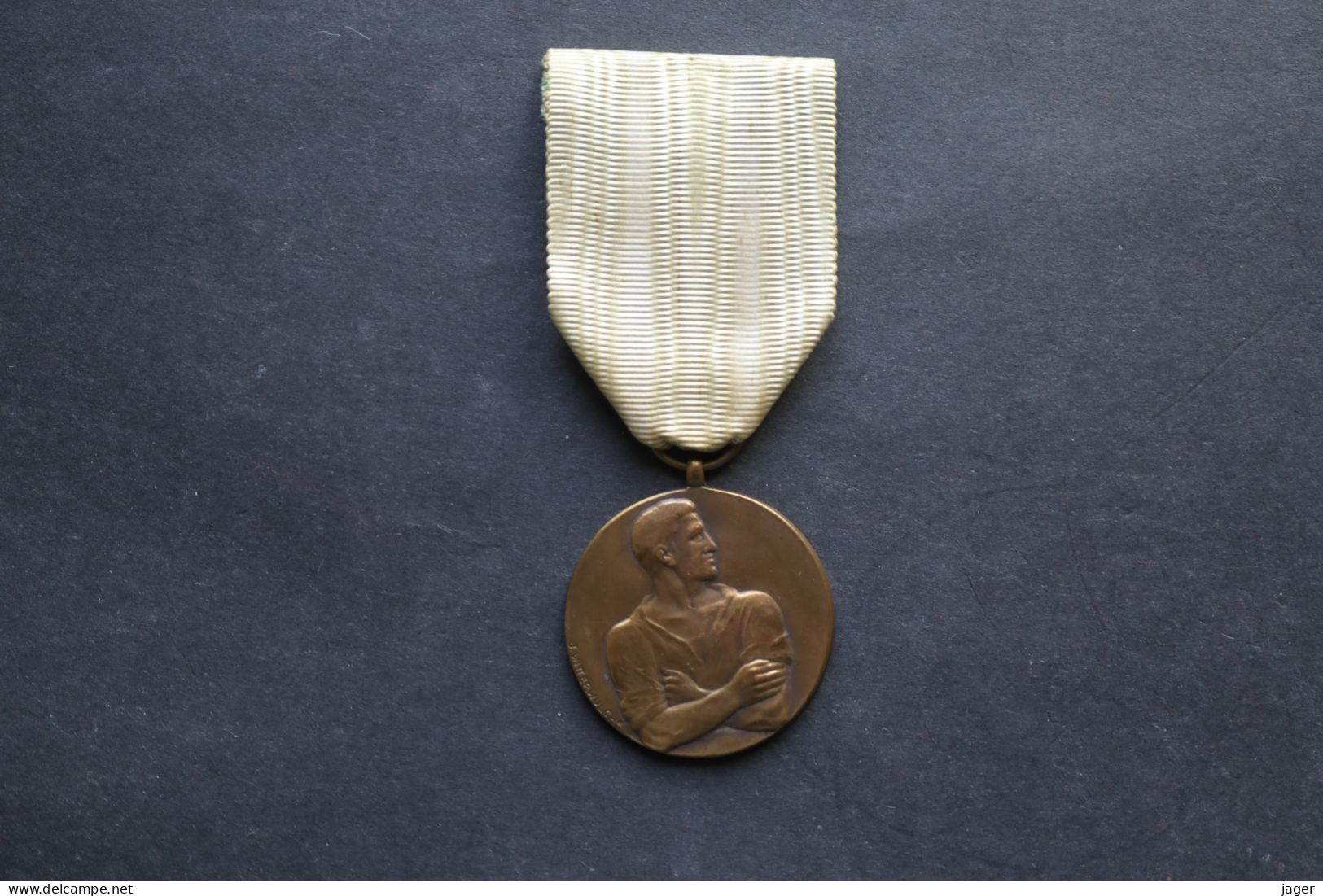 Médaille Ordre Belgique Medaille Des Réfractaires 1940 1945 - Belgique