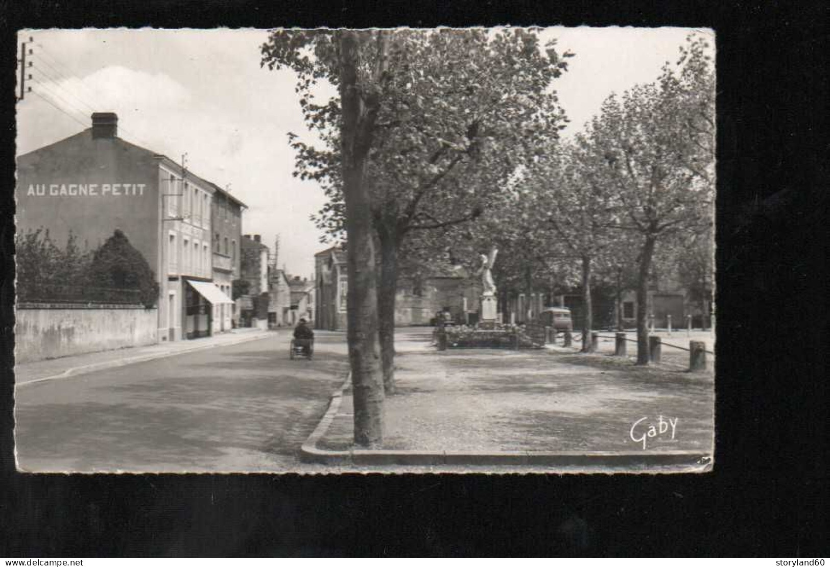 Cpsm Coulonges Sur L'autize Place De L'hotel De Ville Au Gagne Petit , Tricycle - Coulonges-sur-l'Autize