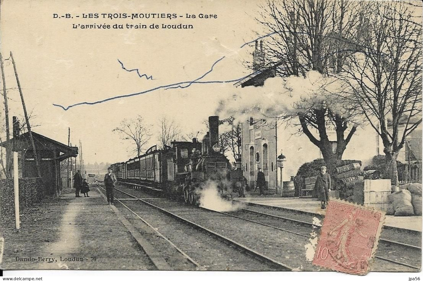 86 - LES TROIS-MOUTIERS - Cpa - La Gare - L'arrivée Du Train De Loudun - Les Trois Moutiers