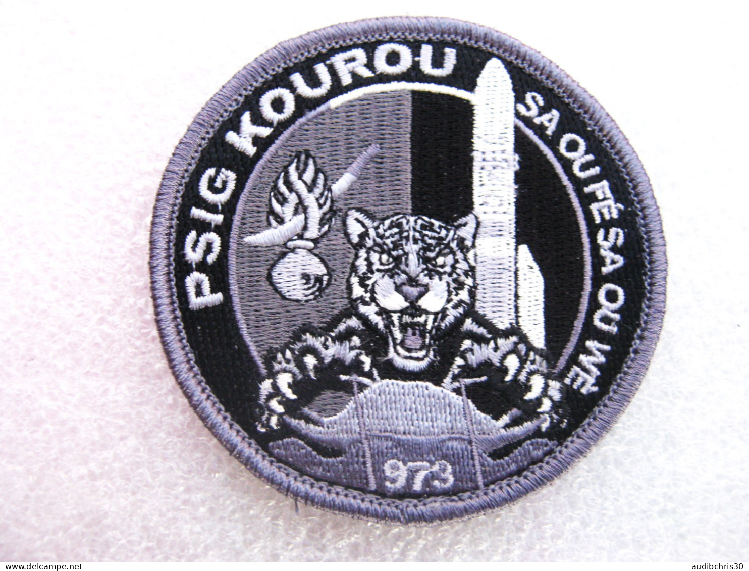 ECUSSON EN B.V GEND. PSIG 973 KOUROU GUYANE SCRATCH AU DOS 80MM ETAT EXCELLENT - Police & Gendarmerie