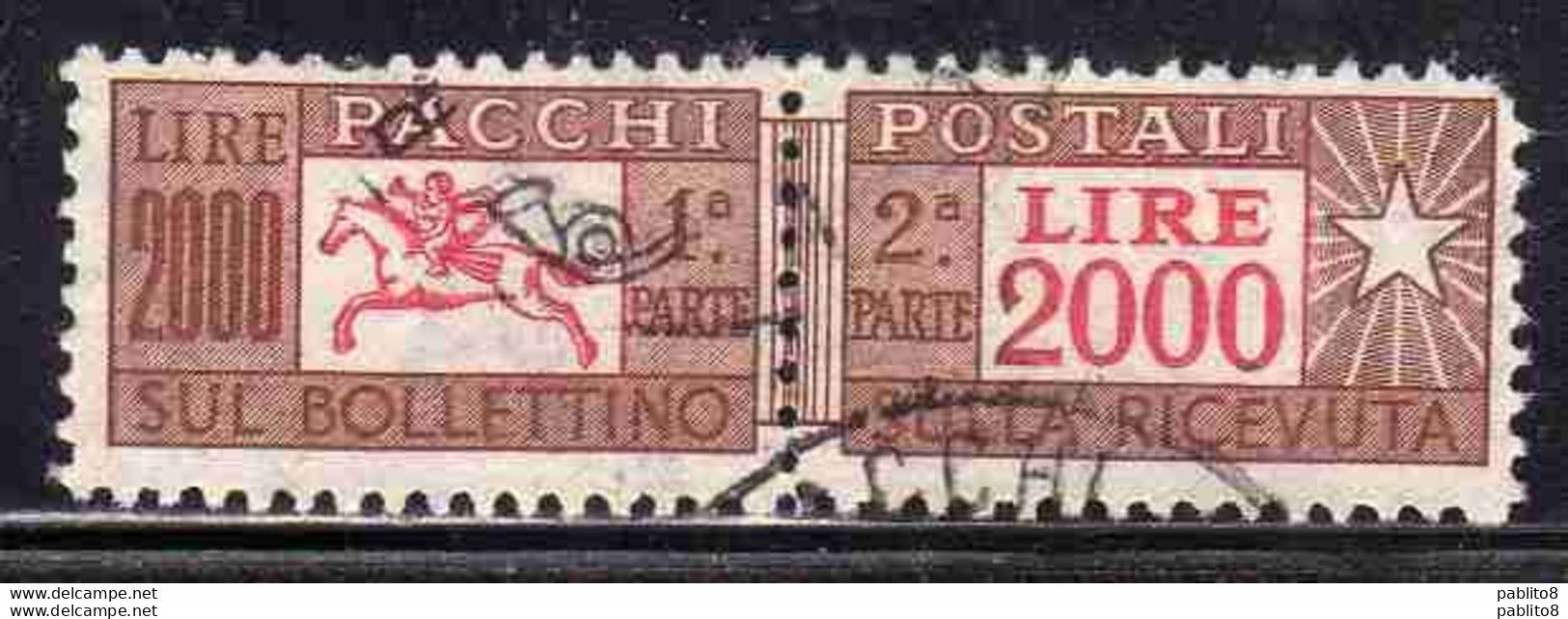 ITALIA REPUBBLICA ITALY REPUBLIC 1955 1979 PACCHI POSTALI PARCEL POST STELLE STARS LIRE 2000 USATO USED OBLITERE' - Paketmarken