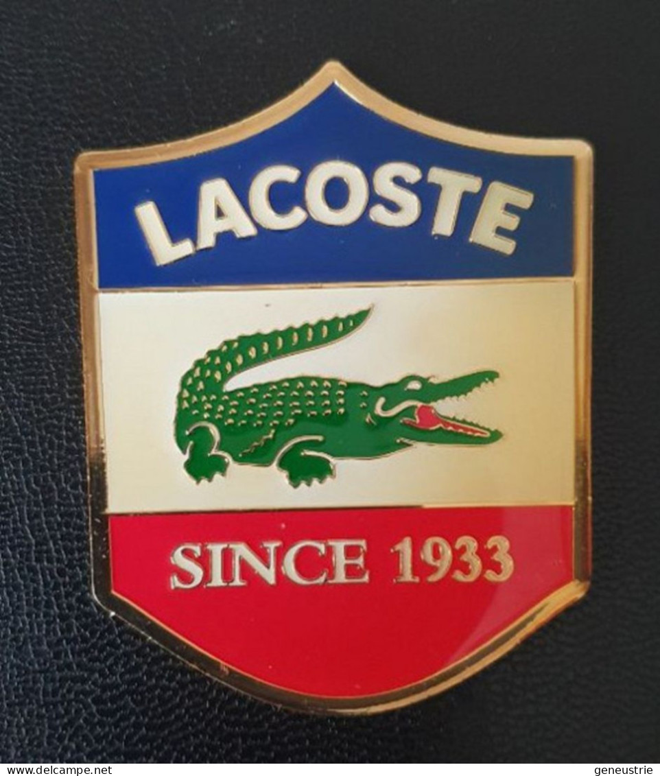 Belle Plaque Doré émaillé "Lacoste Since 1933" Crocodile Lacoste - Vêtements Tennis - Autres & Non Classés