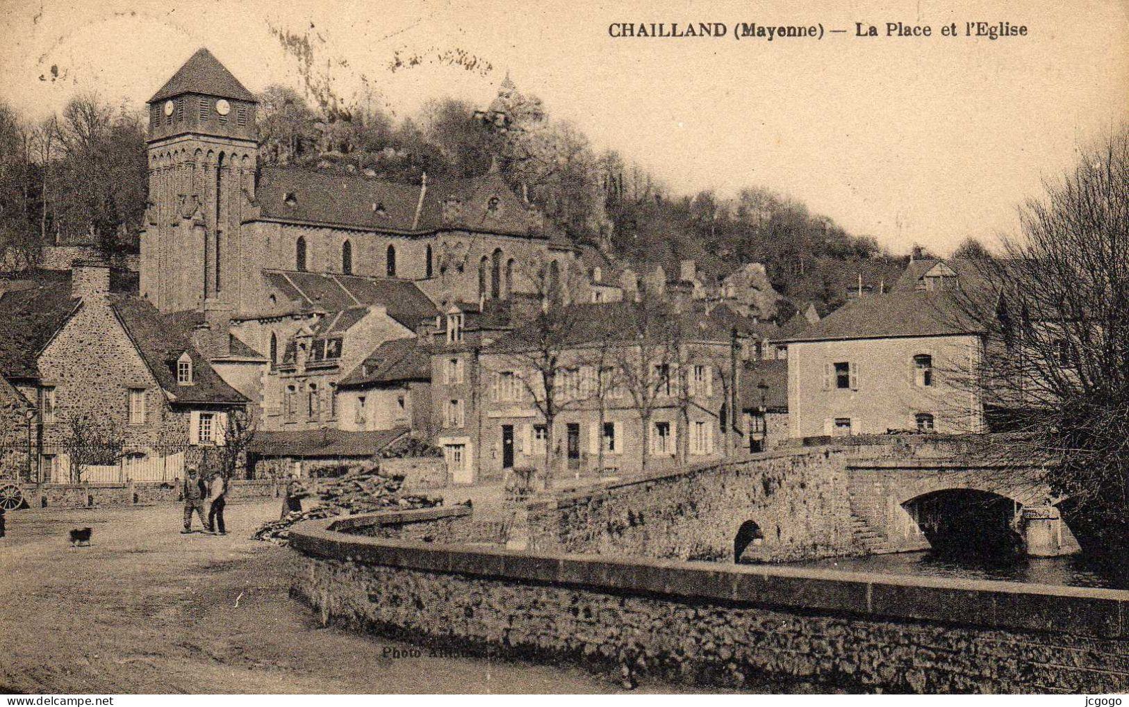 CHAILLAND  La Place Et L'Eglise - Chailland