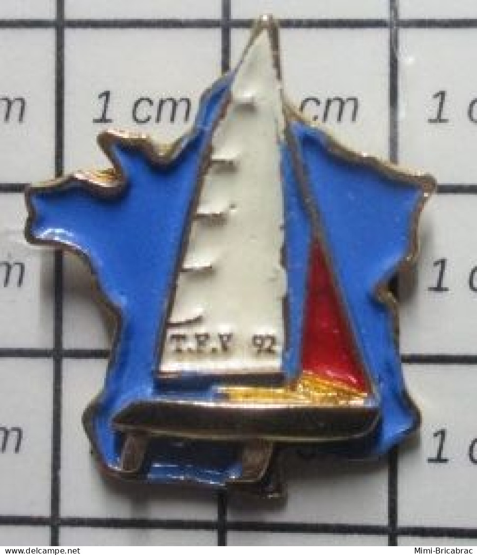 713J Pin's Pins / Beau Et Rare / BATEAUX / VOILE VOILIER CARTE DE FRANCE BLEUE TFV 92 TOUR DE FRANCE - Boten