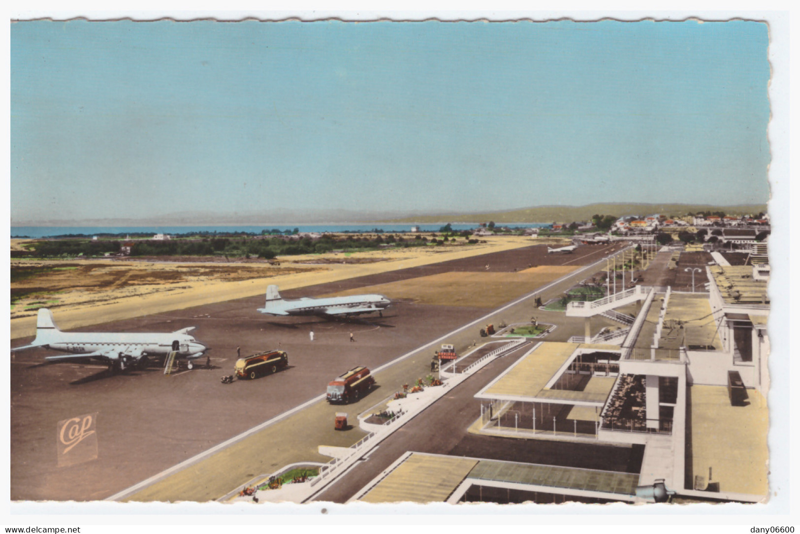 NICE - Aéroport De Nice Cote D'Azur - L'Aire De Stationnement   (carte Photo Animée) - Transport (air) - Airport