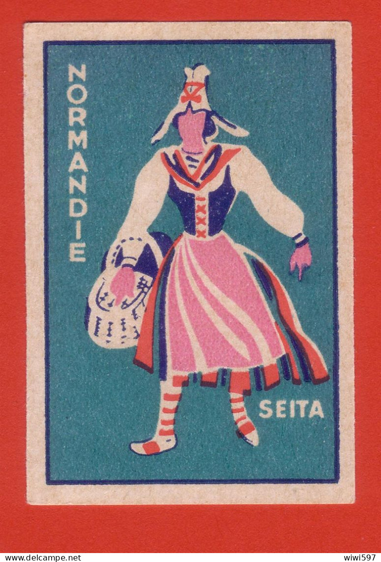 ÉTIQUETTE DE BOITE D'ALLUMETTES COSTUMES FÉMININS - NORMANDIE - Boites D'allumettes - Etiquettes