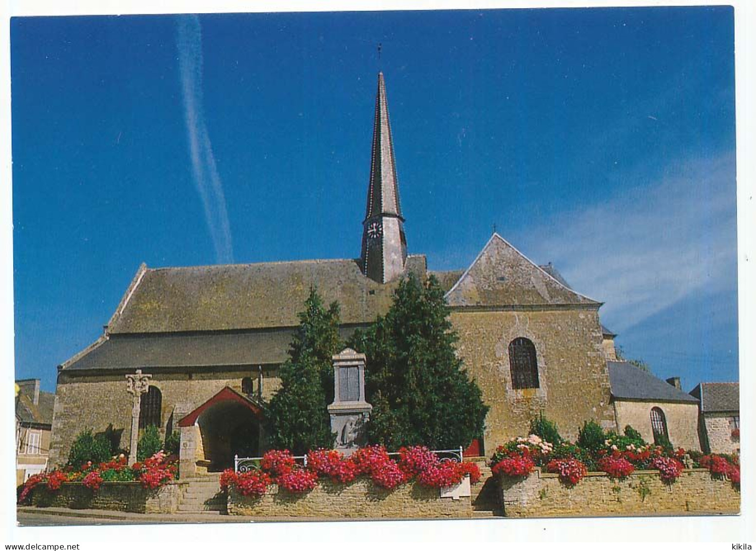 CPSM / CPM 10,5 X 15 Côtes D'Armor SAINT-JUVAT  Village Fleuri  L'église Monument Aux Morts  Calvaire - Saint-Juvat