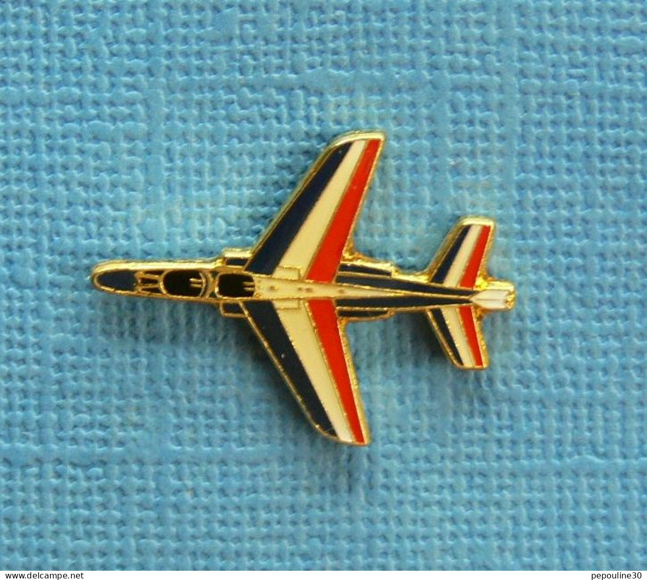 1 PIN'S /  ** ARMÉE DE L'AIR / VOLTIGES AÉRIENNES / ALPHA-JETS DE LA PATROUILLE DE FRANCE ** - Avions