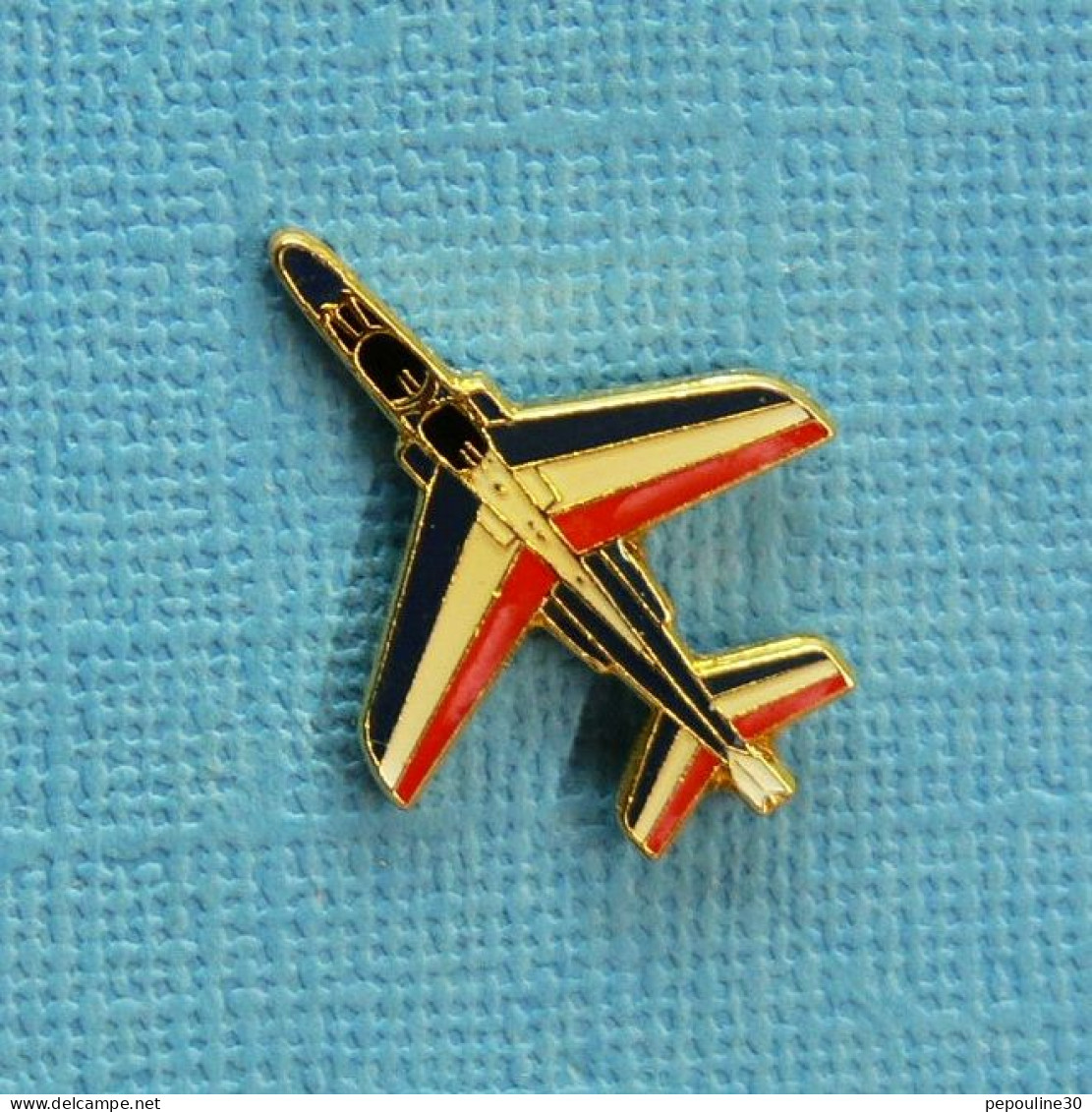 1 PIN'S /  ** ARMÉE DE L'AIR / VOLTIGES AÉRIENNES / ALPHA-JETS DE LA PATROUILLE DE FRANCE ** - Avions