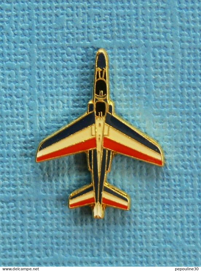 1 PIN'S /  ** ARMÉE DE L'AIR / VOLTIGES AÉRIENNES / ALPHA-JETS DE LA PATROUILLE DE FRANCE ** - Avions