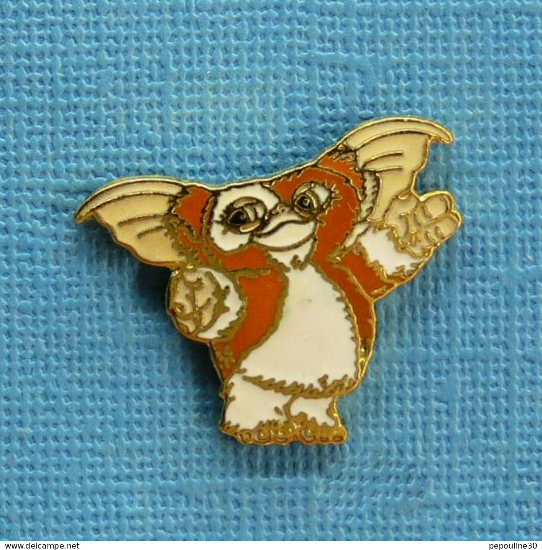 1 PIN'S /  ** " GIZMO " MOGWAÏ DANS LE FILM " GREMLINS " ** . (Gremlins © 1990 Warner Bros. INC. Démons & Merveilles) - Cinéma