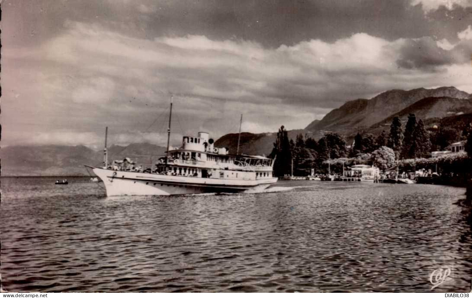 EVIAN-LES-BAINS      ( HAUTE- SAVOIE )    LE " LAUSANNE "  AU DEPART - Ferries