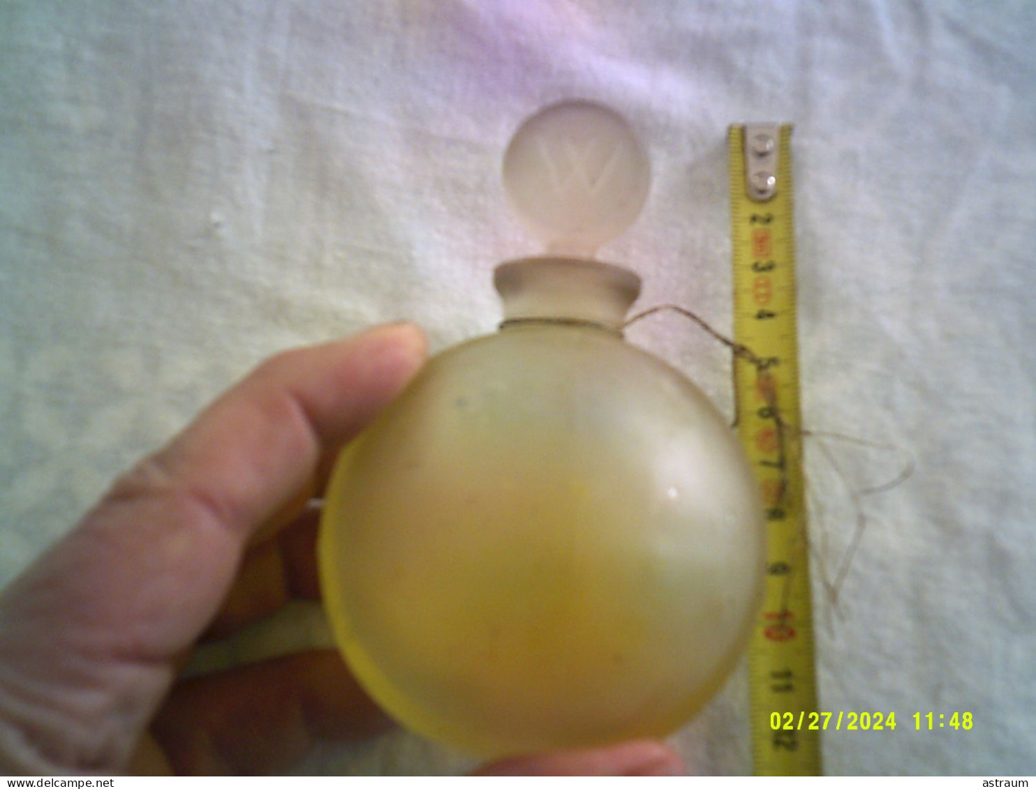 Rare Bouteille Ronde( Lalique ?) A Etoiles 7 Cm De Diametre EDT / EDP ? Worth Année 1930 3/4 Pleine - Zonder Classificatie