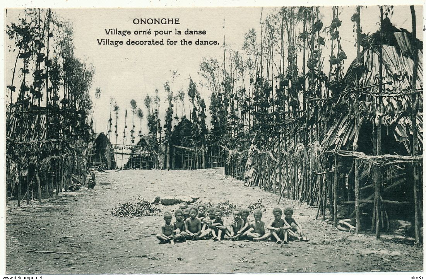 PAPOUASIE NOUVELLE GUINEE - ONONGHE, Village Orné Pour La Danse - Missionnaires Sacré-Coeur D'Issoudun - Papouasie-Nouvelle-Guinée