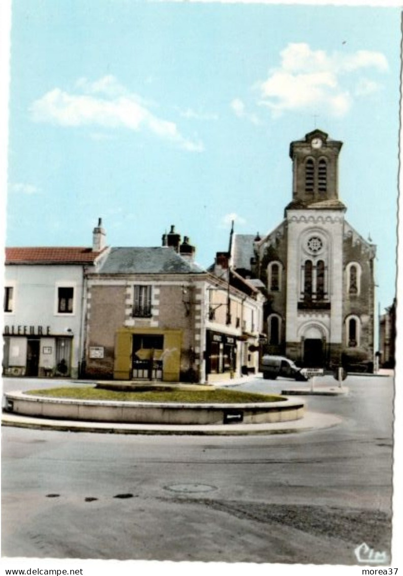 SAINT GERVAIS LES TROIS CLOCHERS  Le Rond Point Et L'église - Saint Gervais Les Trois Clochers