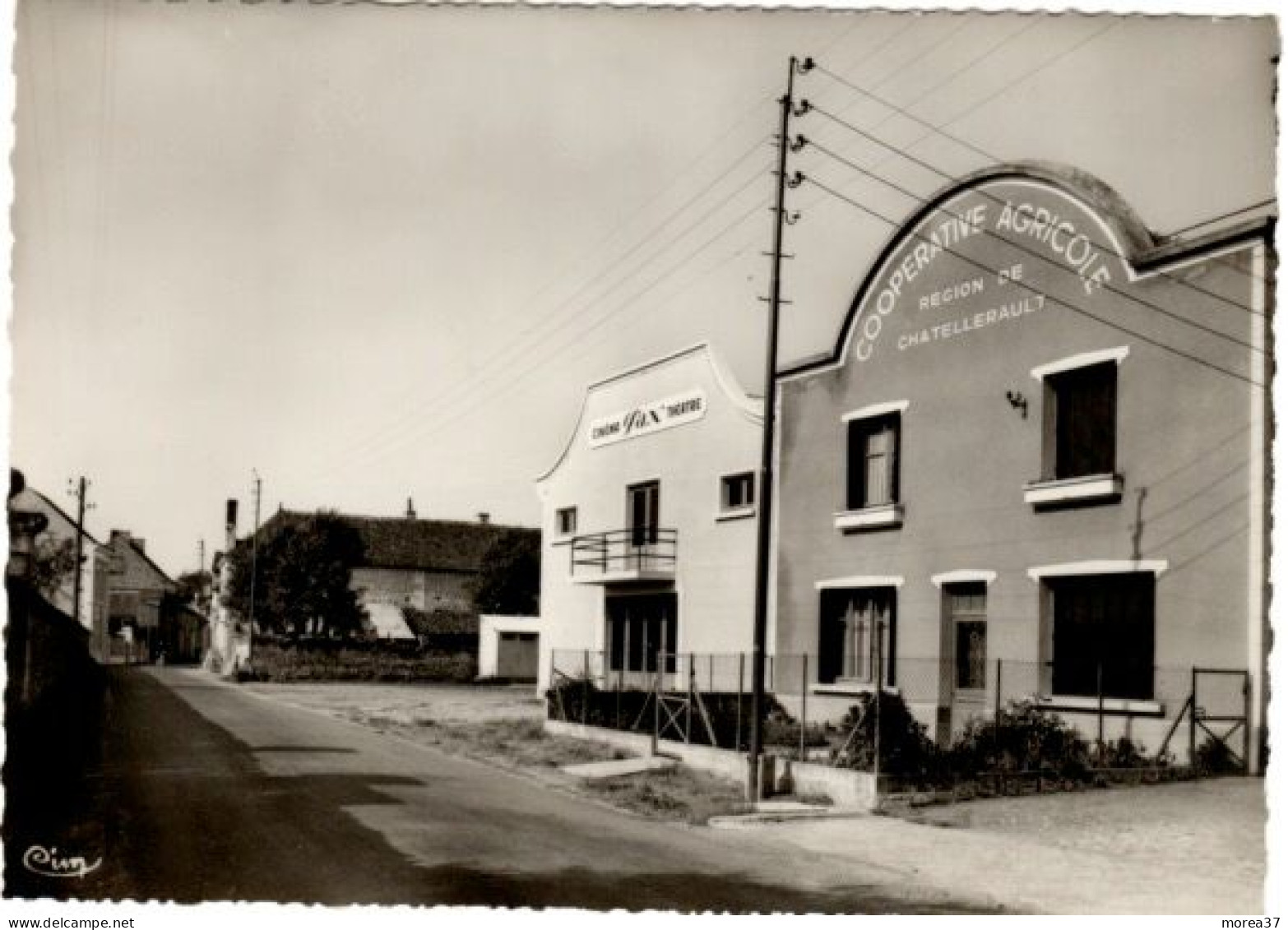 SAINT GERVAIS LES TROIS CLOCHERS  Route De JAULNAY Le Pax Cinéma  La Coopérative  Agricole - Saint Gervais Les Trois Clochers