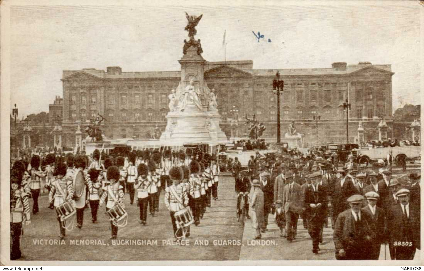 LONDON       ( ROYAUME-UNI )      VICTORIA MEMORIAL . BUCKINGHAM PALACE AND GUARDS - Buckingham Palace