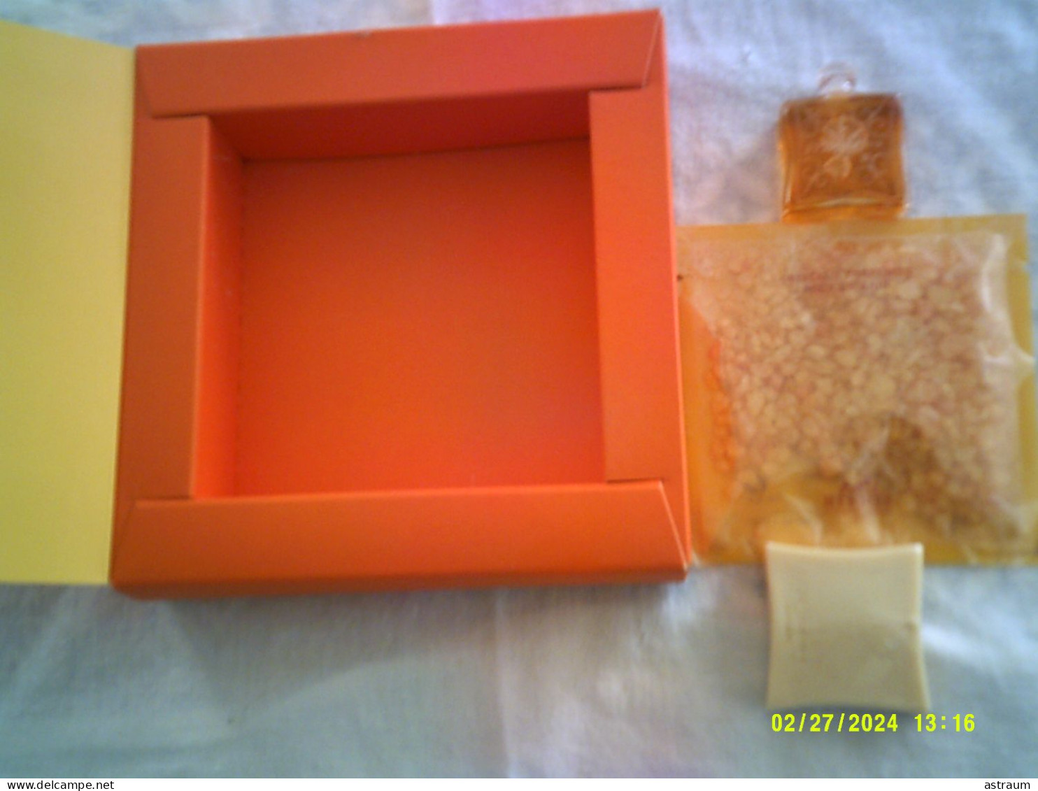 Coffret Complet Vintage Parfum Hermes - 24, Faubourg - EDT Plein 7,5ml + Savon 25gr + Cristaux Pour Bain 30gr - Miniaturas Mujer (en Caja)