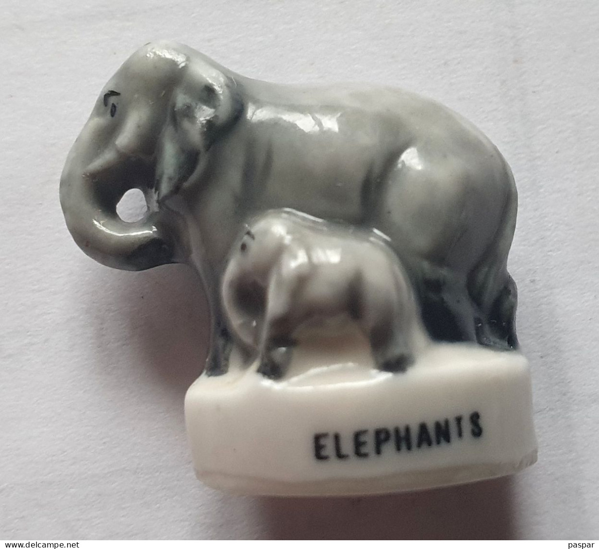 Lot 2 Fèves " Les Animaux Et Leurs Petits - Elephants, Dauphins - Tiere