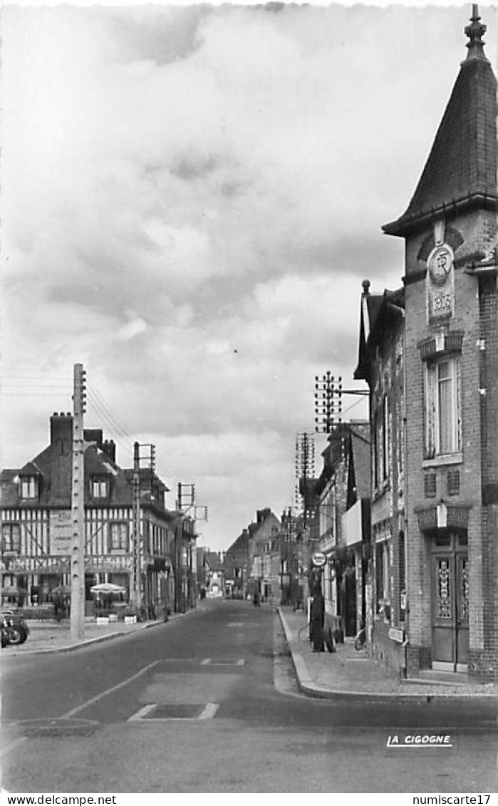 Cpsm YERVILLE 76 La Grande Rue - Hôtel Des Voyageurs, Pompe Diesel Esso - ( Aujourd'hui Pharmacie à Droite ) - Yerville