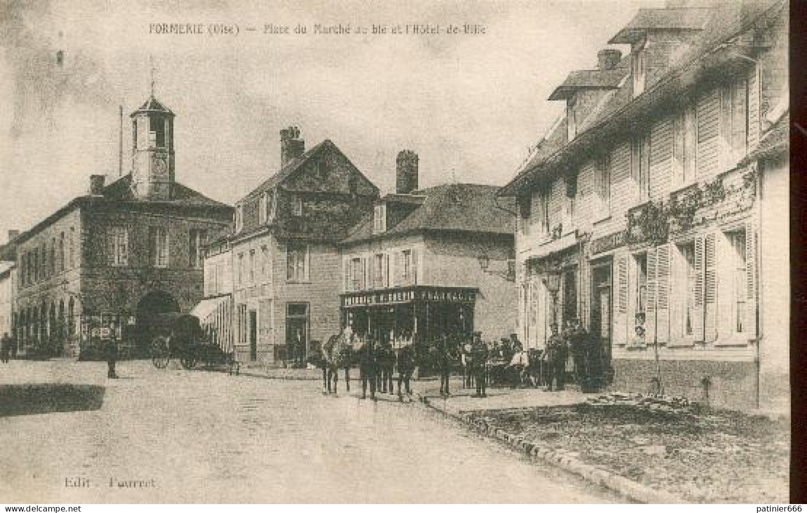 Formerie Place Du Marchéau Ble Et Hotel De Ville - Formerie