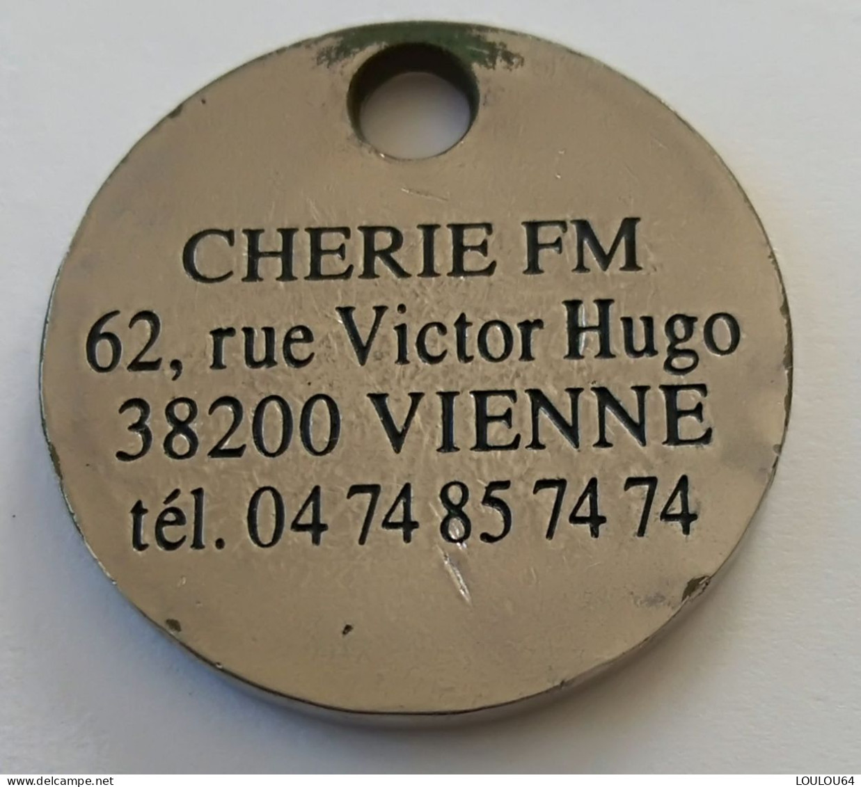 Jeton De Caddie - CHERIE FM 102.4 - 38 VIENNE - En Métal - (1) - - Jetons De Caddies